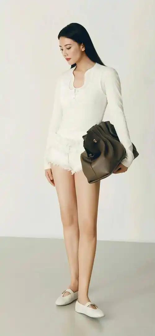 高圆圆的脸是无敌的，身材的缺点也是肉眼可见的，那就是大腿太粗了，腿型不好看。不