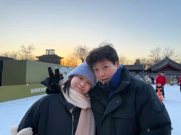 12月21日，广东省跳水运动员陈艺文更新与全红婵的冬至合影，两位妹妹的感情真不错