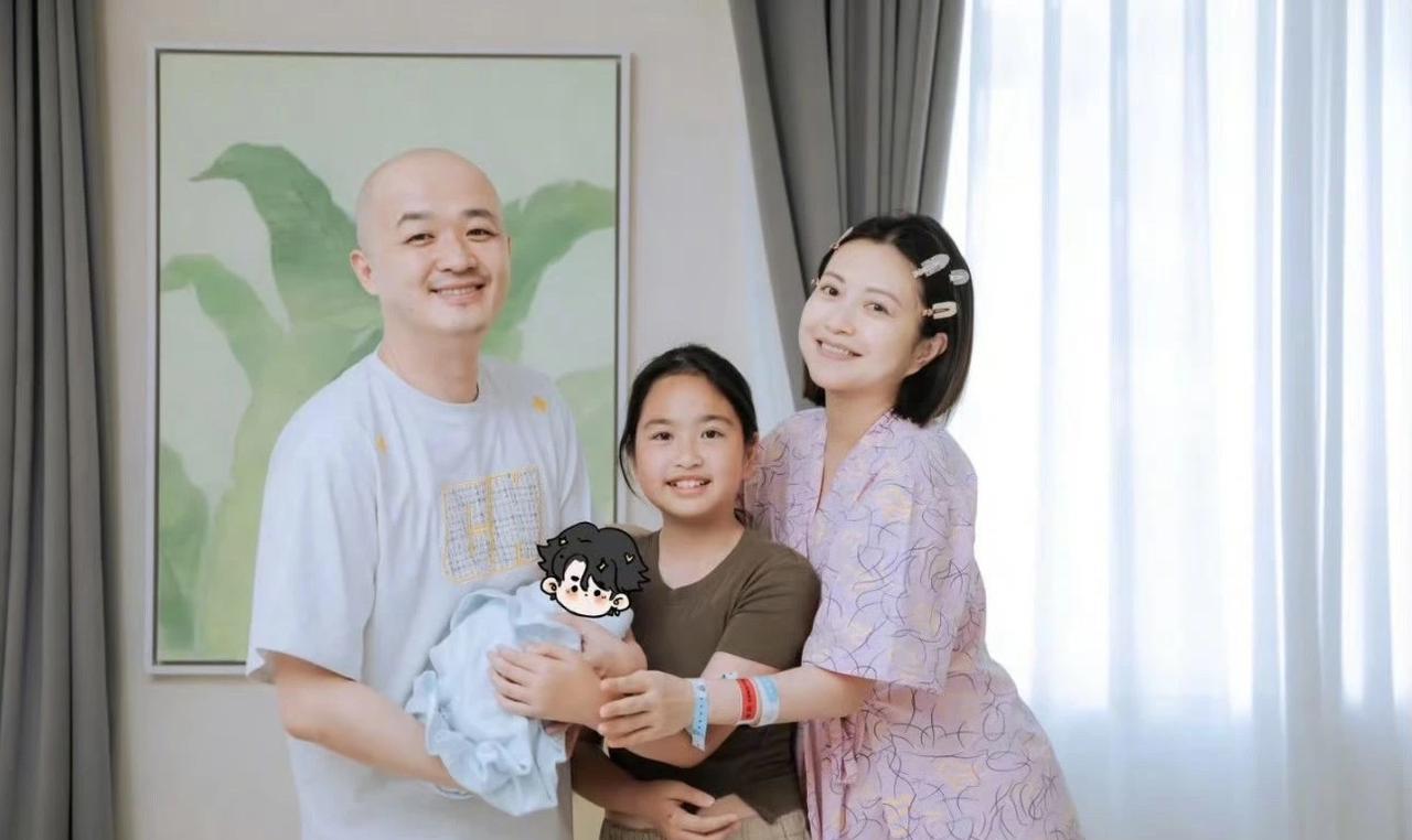 包文婧二胎官宣：红色腕带下的生育困局，撕开明星家庭的性别密码5月20日，包文婧