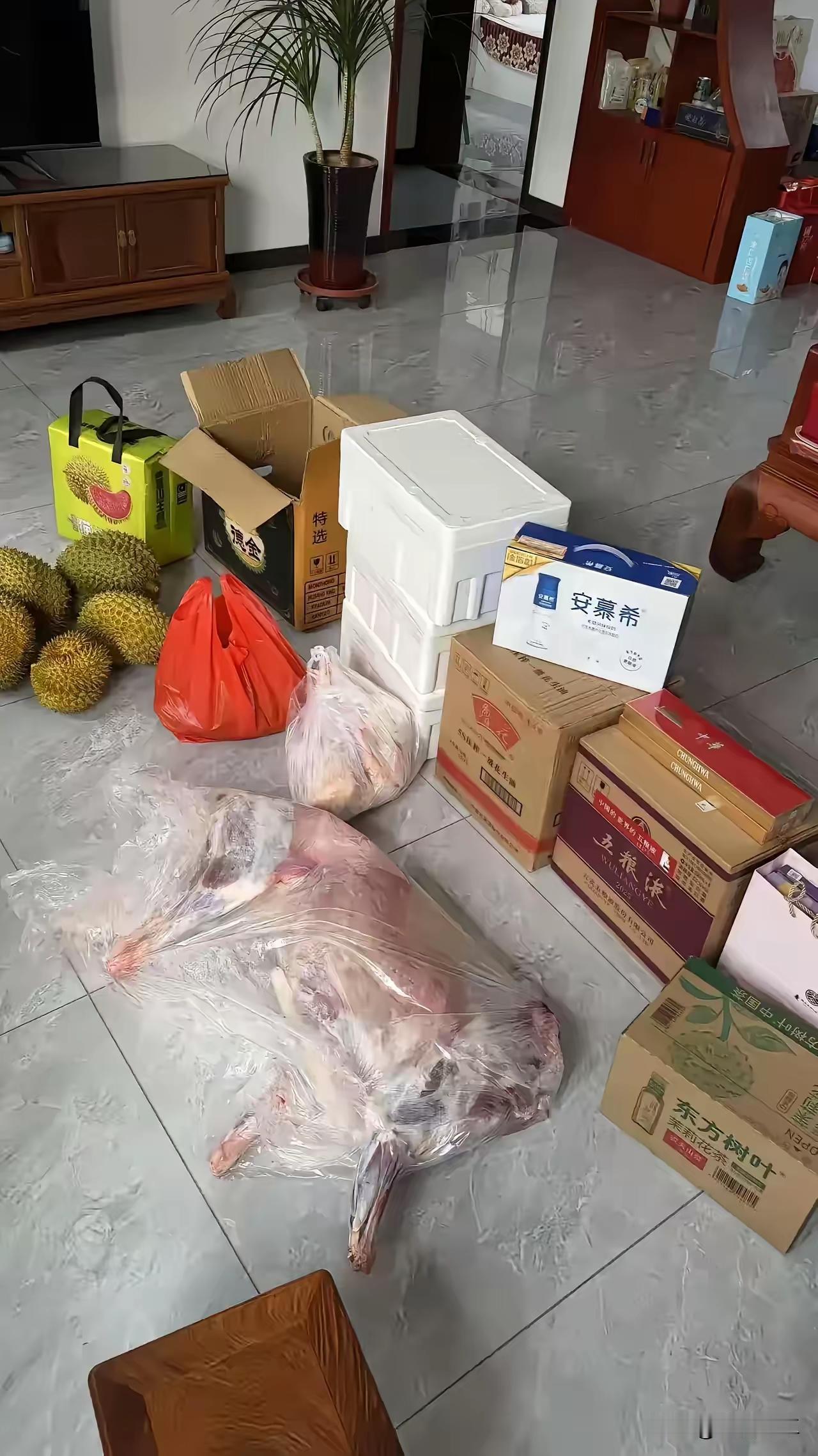 湖北襄阳。没结婚，没订婚！女子发帖炫耀男朋友家送来的“中秋”见面礼。这份礼算什么