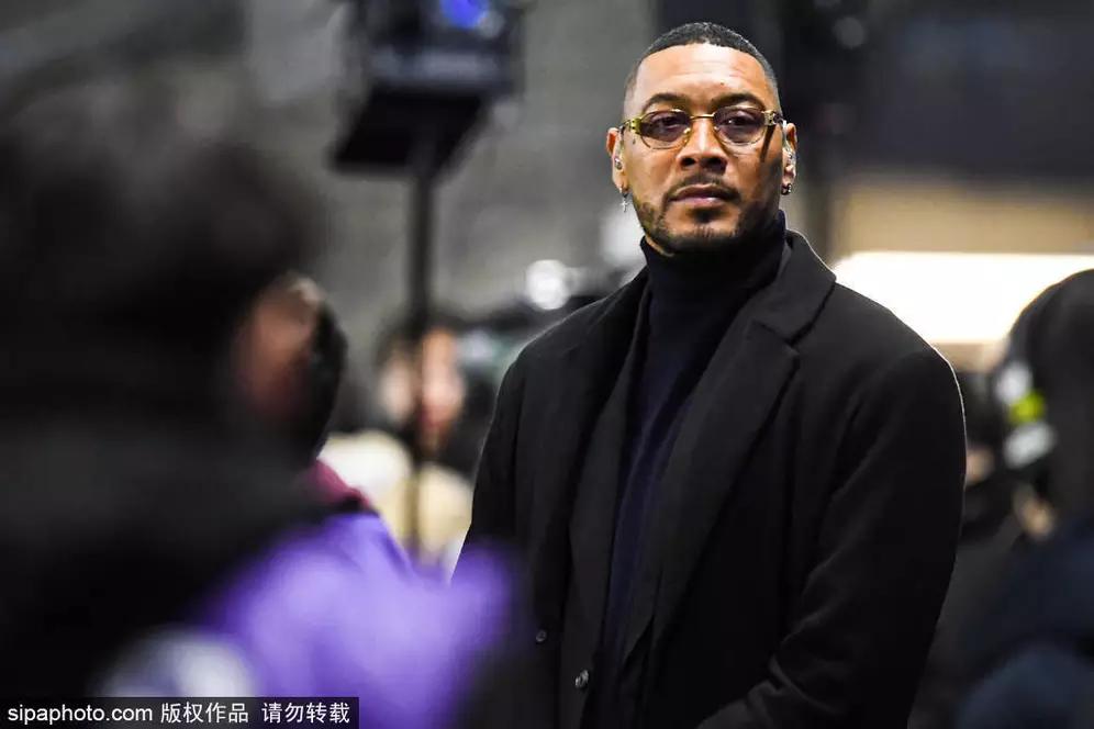 前法国国脚纪尧姆·瓦罗悔青了肠子，直言为钱来中国踢球是他最大的错误。2013年，