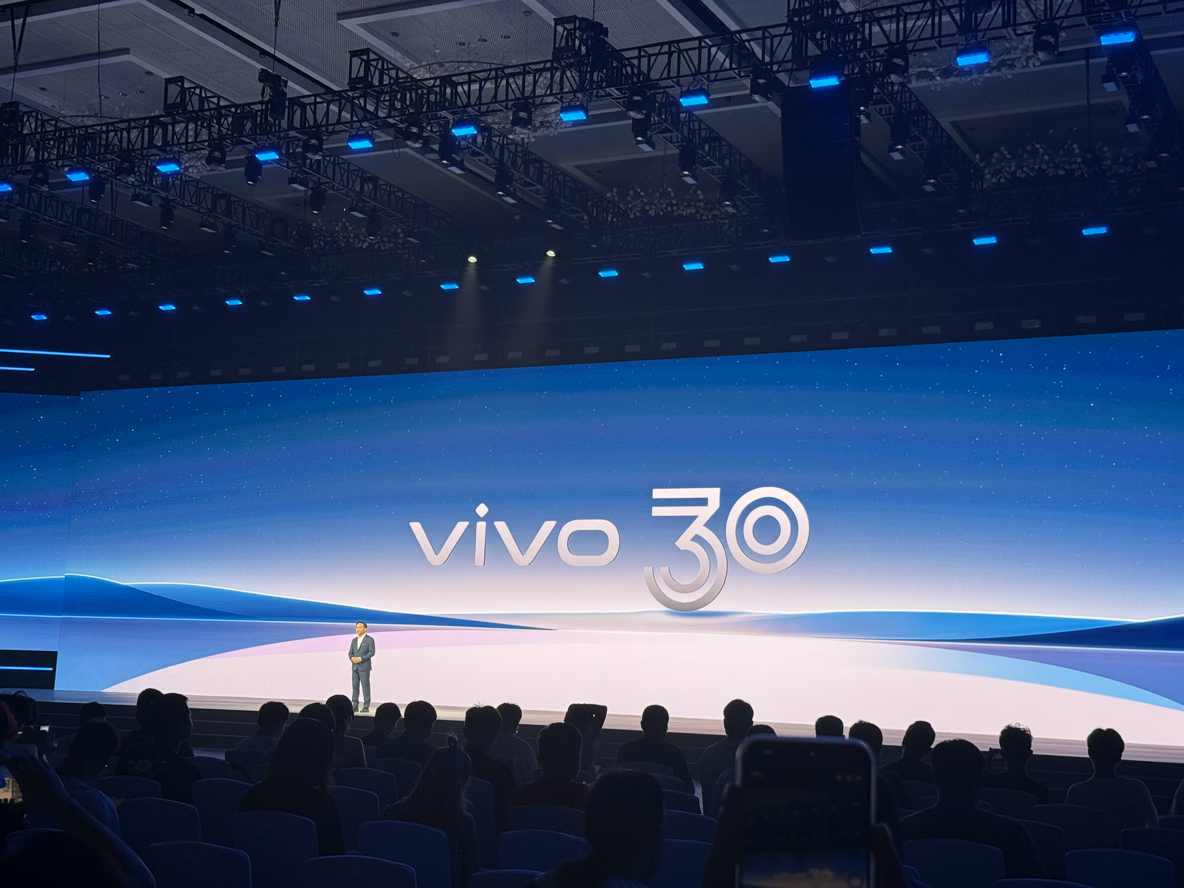2025vivo开发者大会第一个重点就是蓝心语言大模型升级：今年蓝心小V具备了