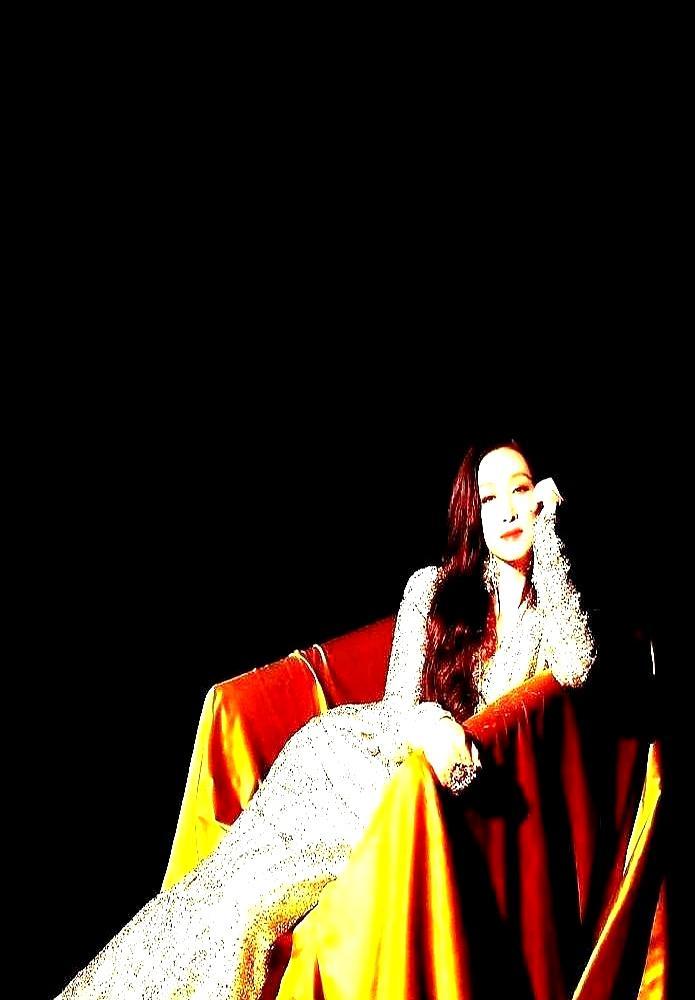 郭德纲当众指着秦海璐，对他儿子郭麒麟说：这是你妈。整个德云社几百号人，见她都得喊