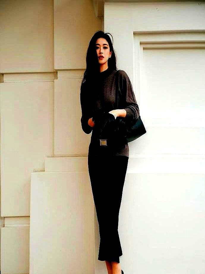 朱珠澳门迪奥活动这套黑丝绒裙，真的杀疯了！当全网都在玩多巴胺穿搭的时候，