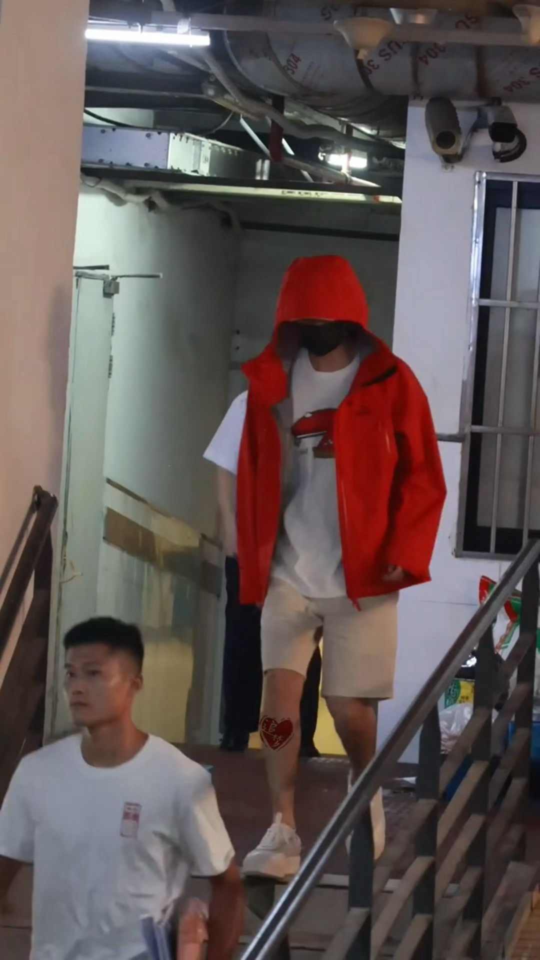 成毅穿着一身红去开机上班了成毅两京十五日开机上班成毅一身红开机上班​