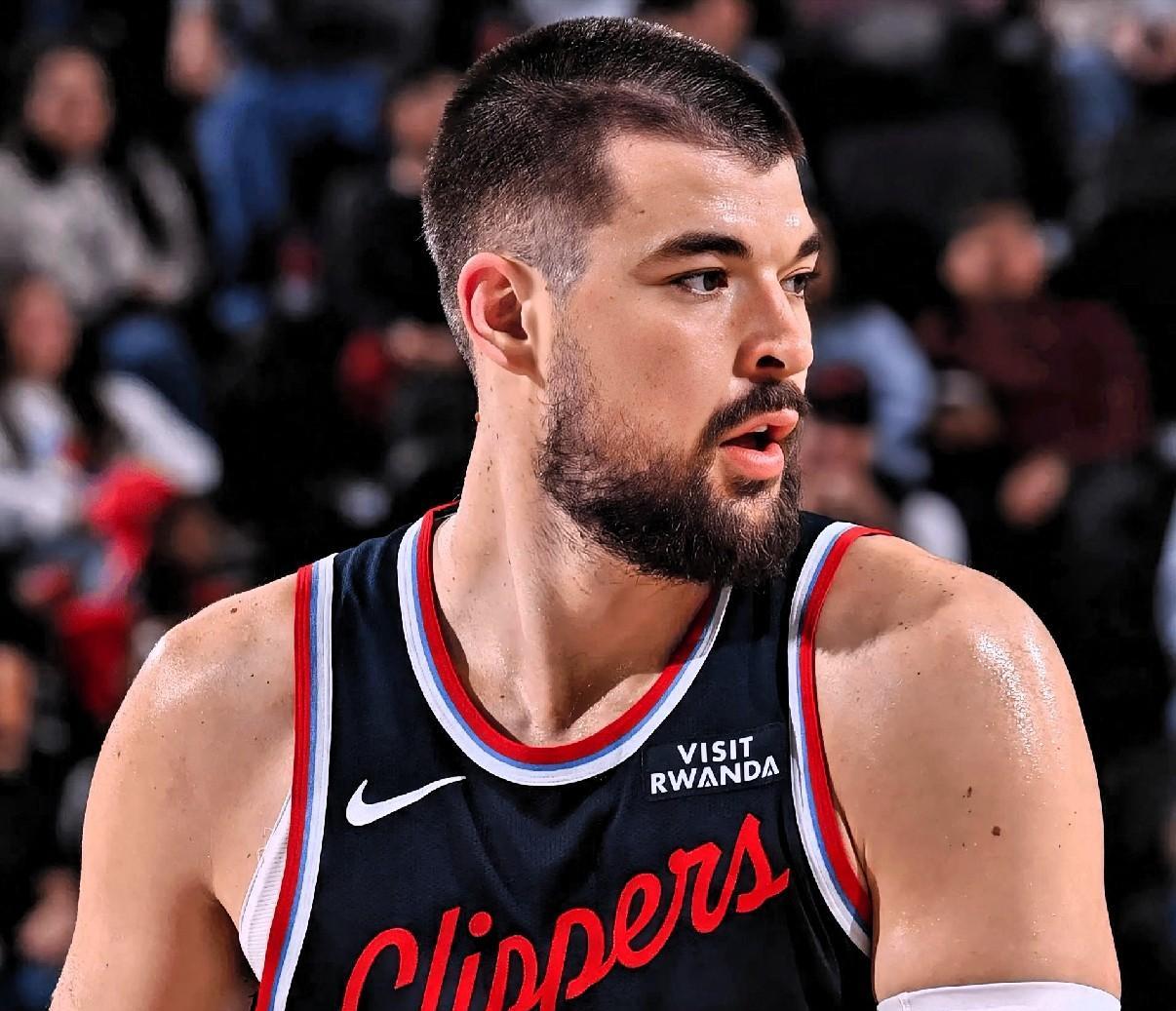 祖巴茨主动向泰伦卢表示愿意打替补！今日，据船记TomerAzarly报道，祖