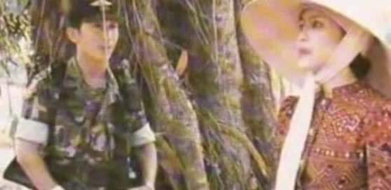保镖含情脉脉地看着诗丽吉王后，这个男人不识天高地厚，王的女人也敢动。当了小三的他