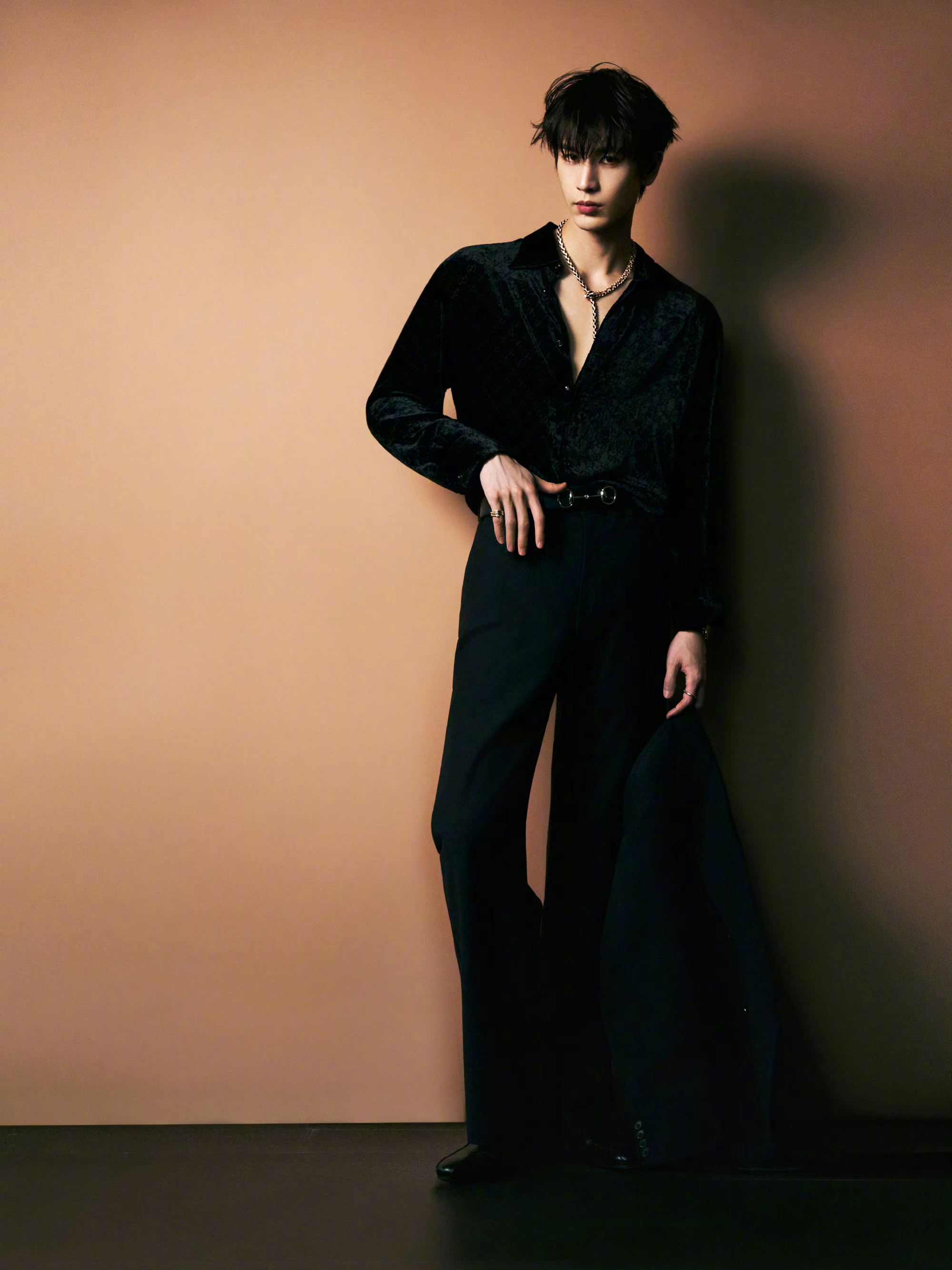 今日，出席微博之夜的张凌赫｜造型，身穿GUCCI黑色西服套装，内搭深V黑色绒翻