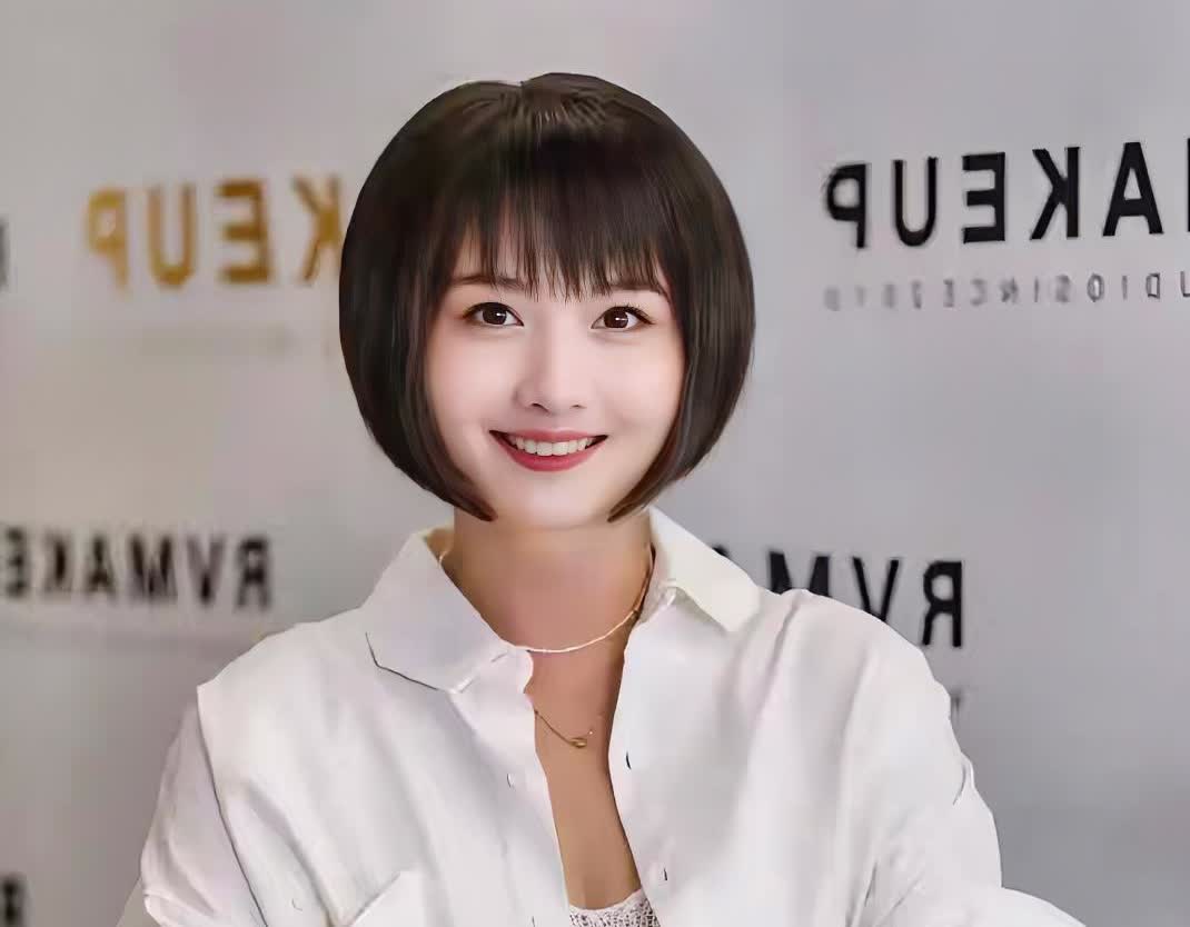 蒋小涵的家庭关系如下一、父亲：蒋涵，毕业于音乐学院，作曲家，创办北京大藏艺术