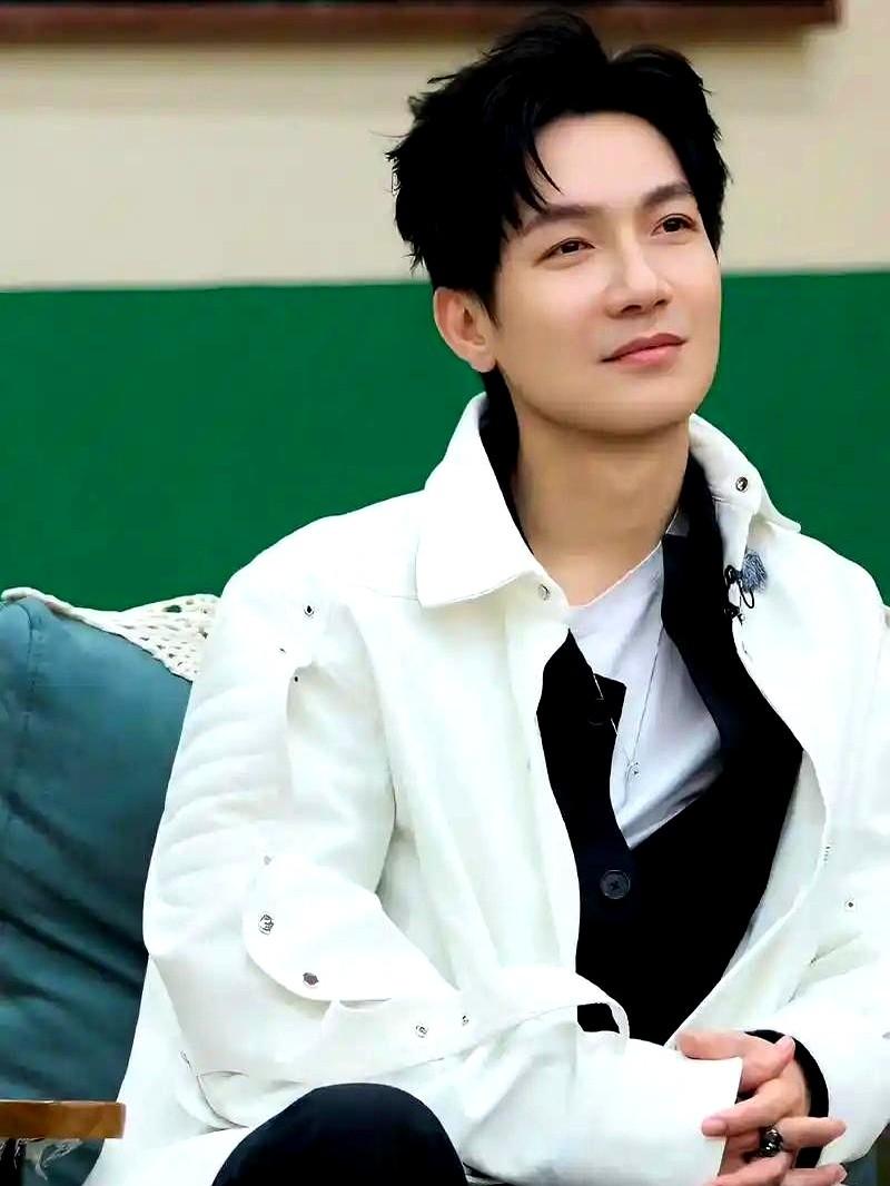 陈楚生拿歌王了，但人家压根没把这当回事儿。《歌手2025》总决赛，陈楚生带着