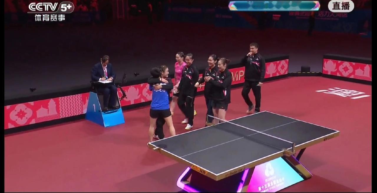 范思琦赢了尽管打的相当艰苦但师姐陈梦的一番操作让她找到了久违的家的感觉范