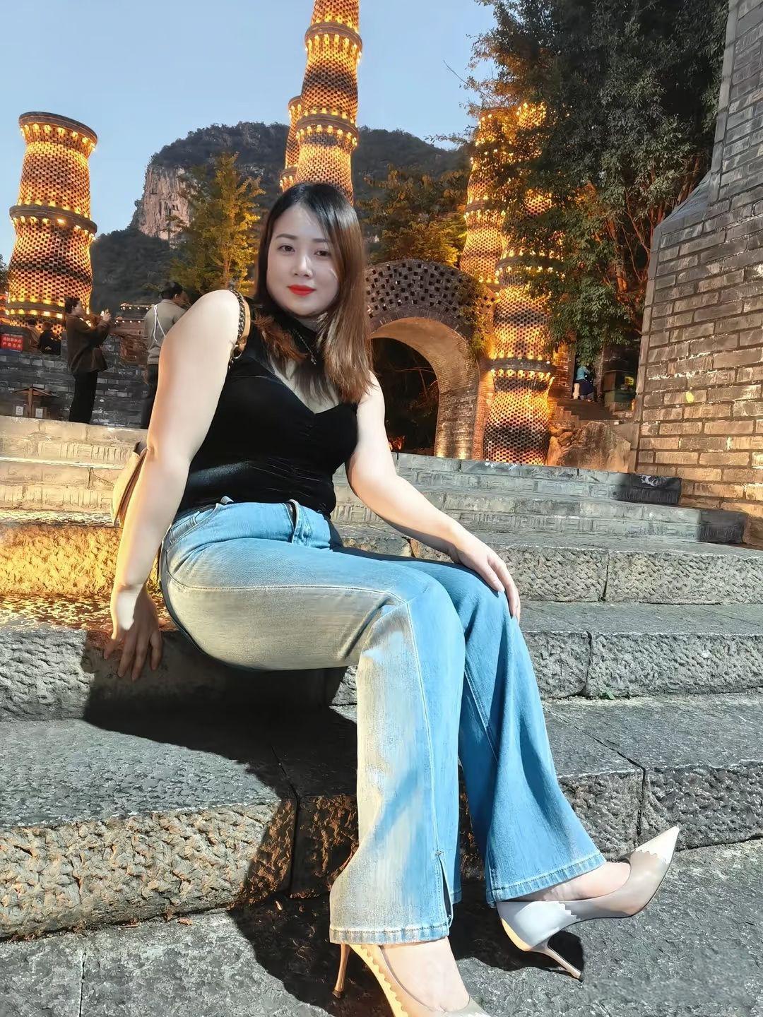 夜晚的灯光与古塔相映成趣，我坐在石阶上，享受这宁静的时光。🌃✨