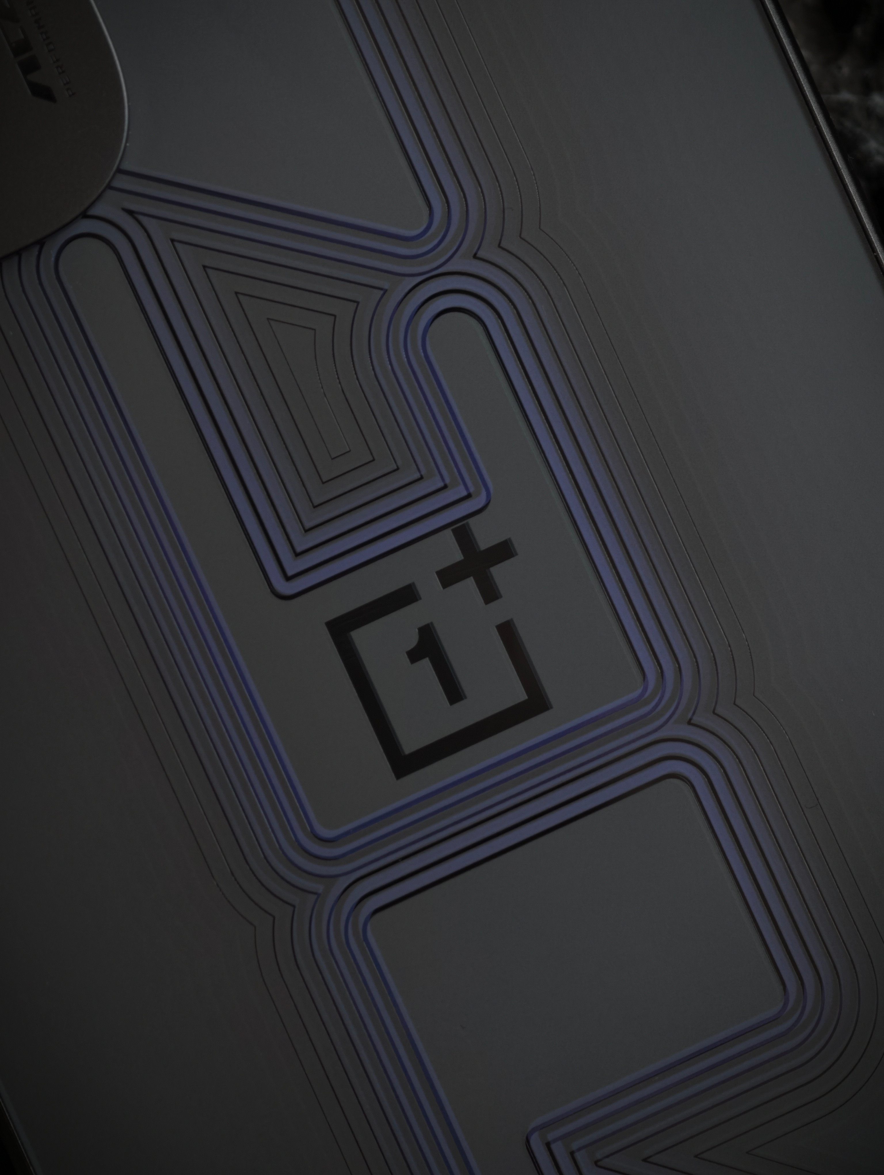 一加Ace6至尊版首推「王牌觉醒」配色背板会随着光线变幻，很有科幻感，适合