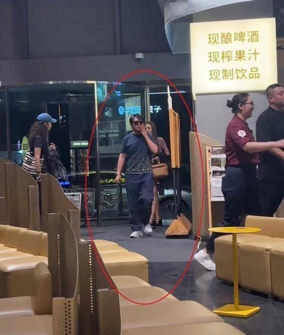 饭店偶遇郎朗夫妇，生图下吉娜脸美身材巨好，43岁郎朗似油腻大叔！[灵