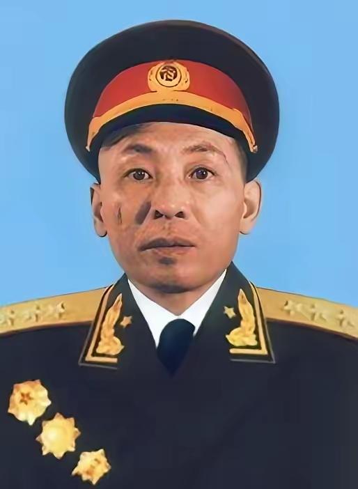 1950年，福建军区司令员叶飞下班后，夫人已经做好饭菜，但老母亲却把好菜都挪到了