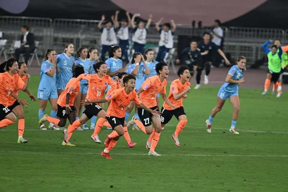 亚洲冠军1990年，辽宁队捧起亚俱杯冠军；2013年，广州恒大队捧起亚冠