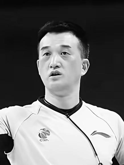 中国篮球也就这样了，有这样裁判能好才怪，真悲哀，篮协领导集体下课吧。姓胡的就该把