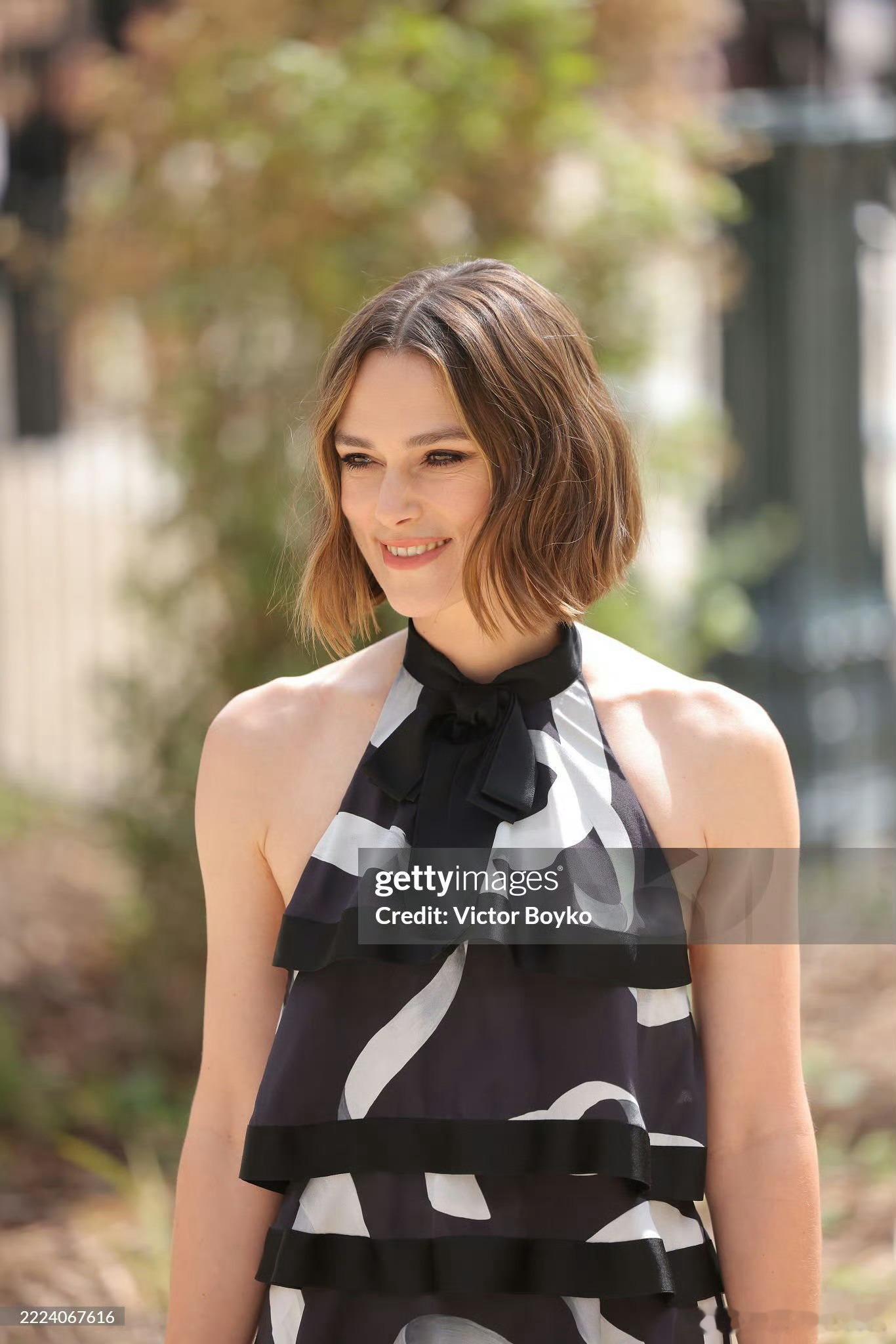 KeiraKnightley身穿Chanel2025秋冬高级成衣系列亮相品牌