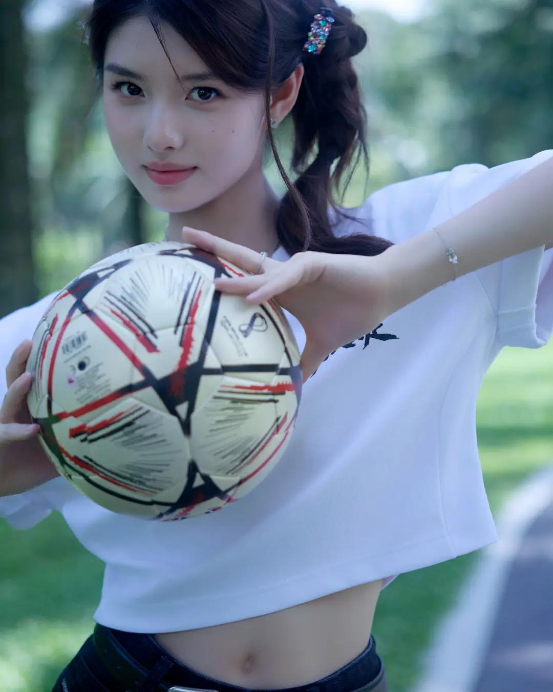演员艾米，漂亮的足球宝贝！
