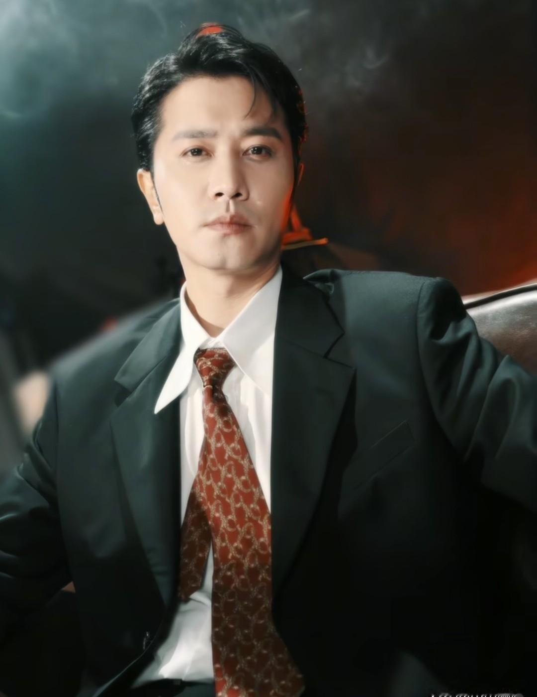 白鹿新剧选了彭冠英当男主角。这事儿传出来的时候，很多人第一反应是“白鹿运气好”