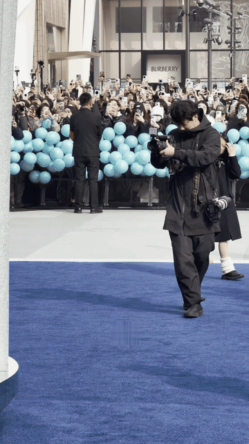 李昀锐脖子上的项链也不知道被哪个参加晚宴的富婆买了，反正一开始华丽丽的戴在脖子上