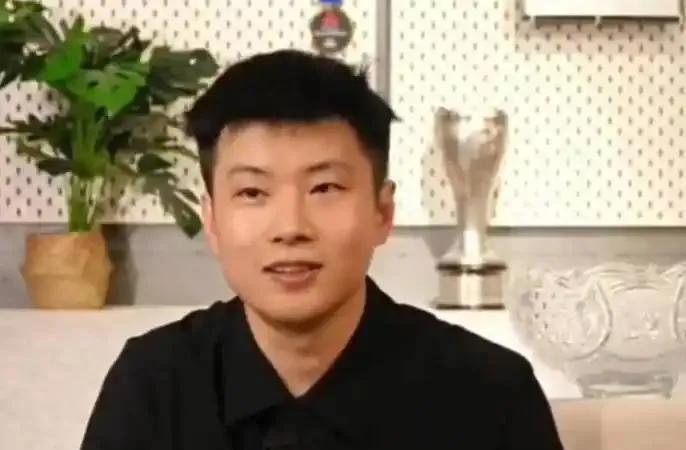 不完美的丁俊晖、曾沉沦的赵心童，才让我们摸得着看的见。赵心童世锦赛夺冠，一夜之