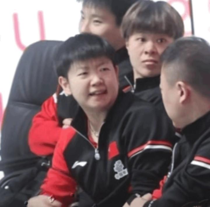 孙颖莎太敬业了！混团比赛结束后，孙颖莎和主教练马琳在那讨论比赛策略。说到关键处孙