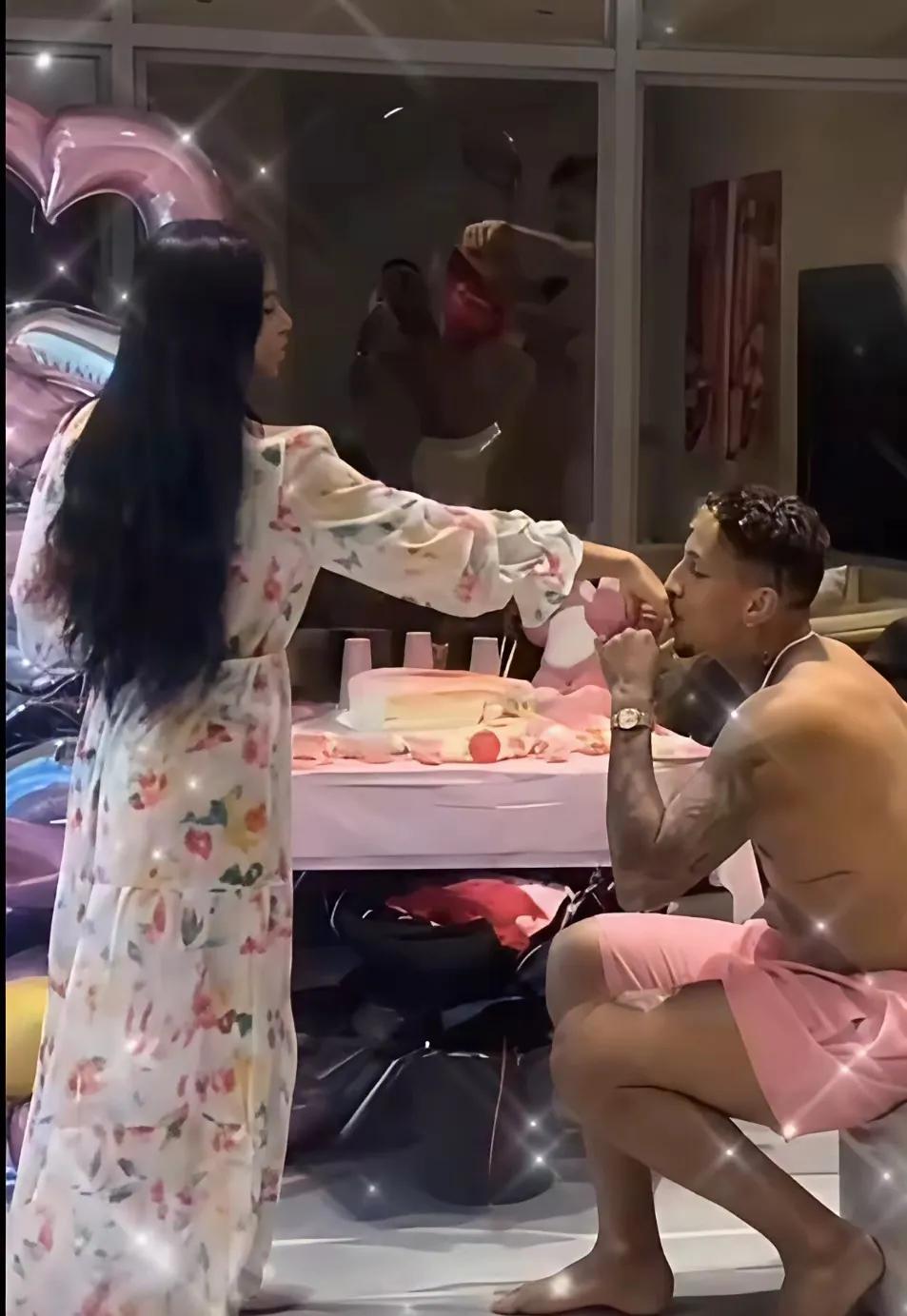 克雷桑的小肚腩和泽卡纤细的身材，就是泰山队的缩影。球员当然也要享受生活，无可厚
