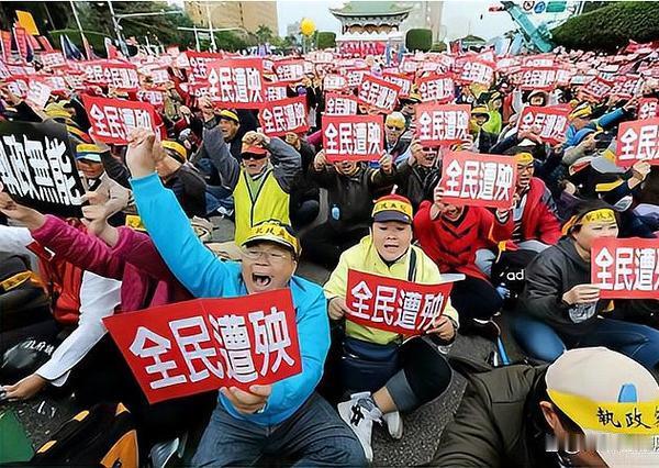 台岛全民恐慌出逃！民众抢办护照转移资产拒做“台独”炮灰最近台湾岛内彻底乱了