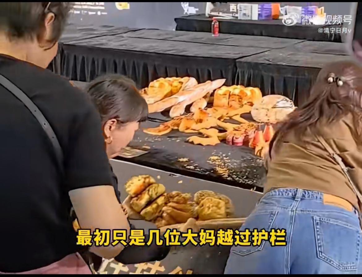中国厨师节成厨师劫,一群大妈哄抢参赛面包,让一众厨师不知所措。10月24日,坐标