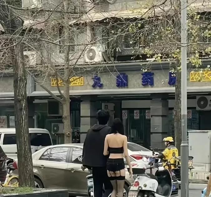 这男朋友简直是个大胆鬼，居然一点儿也不在乎！