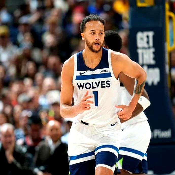 放弃千万薪水，拒绝辅佐约基奇，李凯尔选了一条极度反常的路。在灰熊仅打4场，