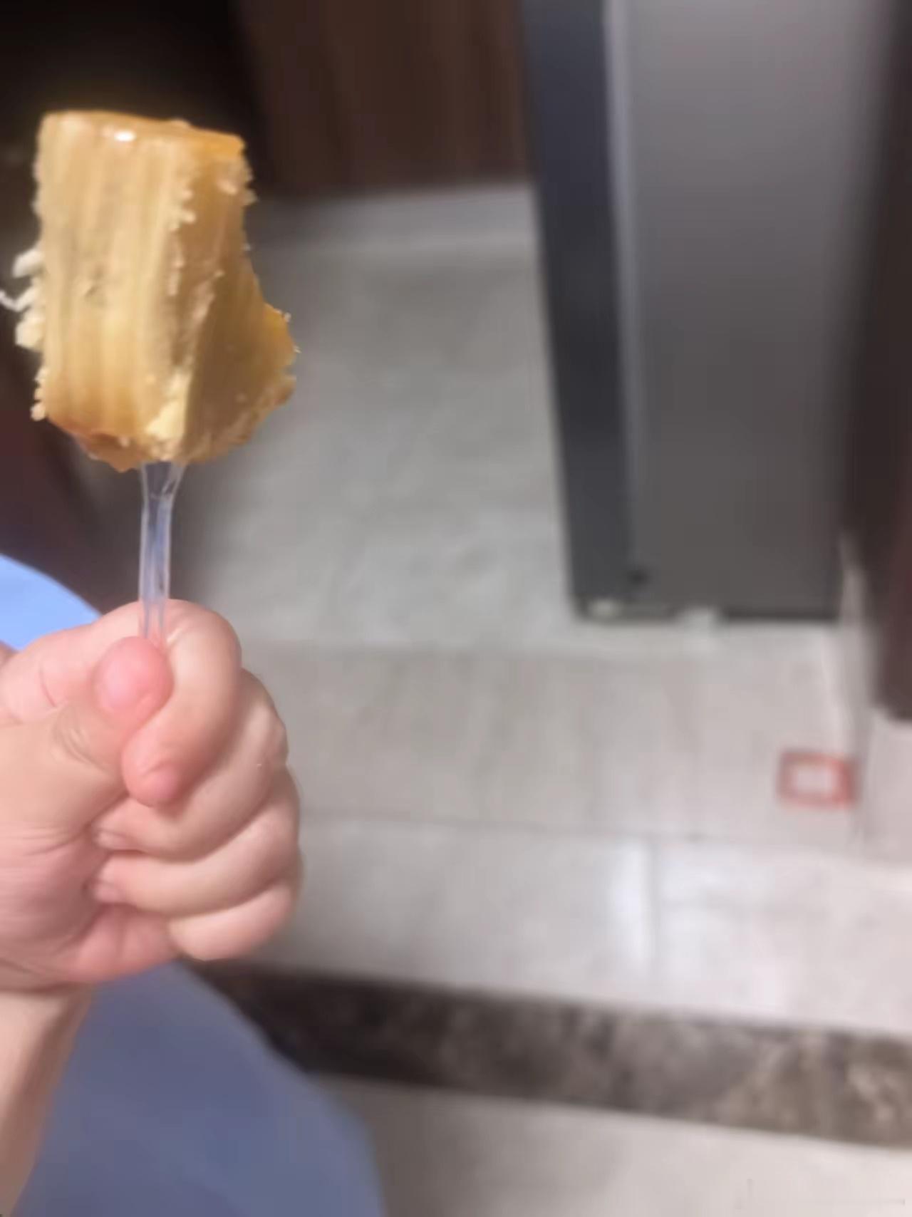 朋友今天送了盒月饼过来，孩子见了吵着要吃，我们就切了块当下午茶一起尝尝，结果一家