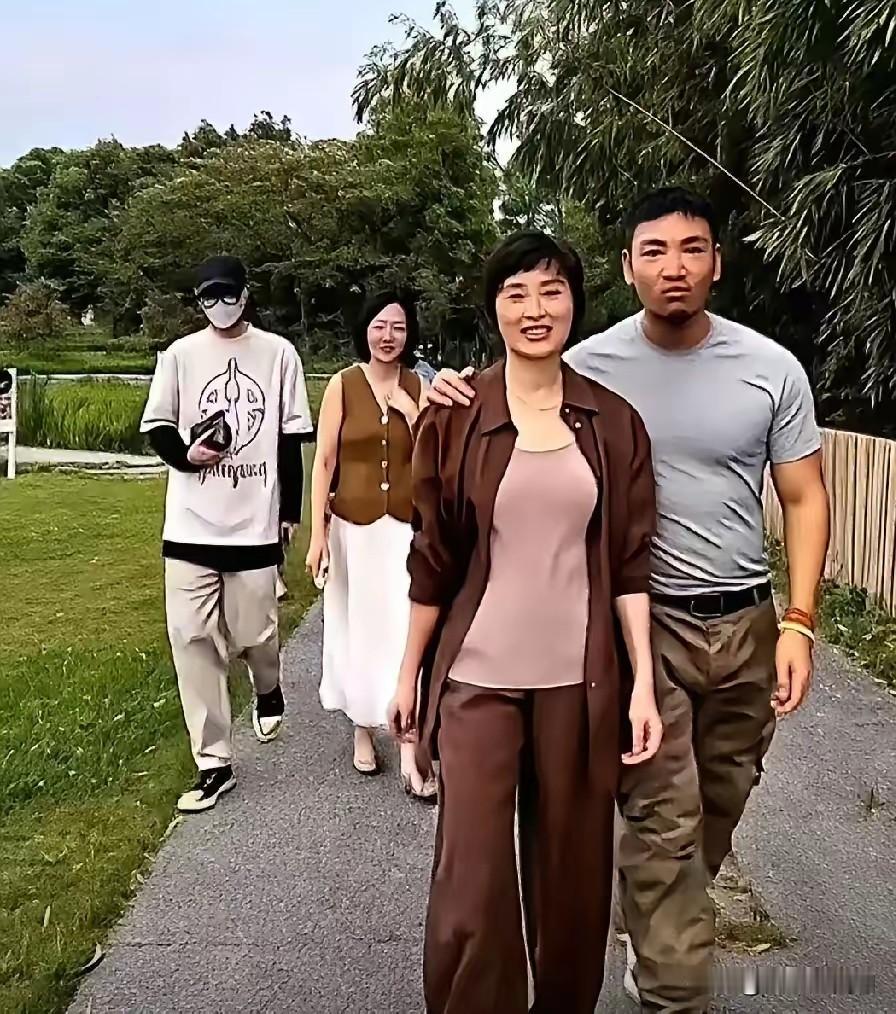 吴越没正面回应恋情，只丢下一句：“幸福不需要向任何人证明。”她和一个文化公司高管