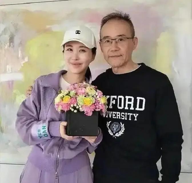 74岁王石只剩20%股权昨天看到工商变更，王石在共同公司里的股份被砍到两成