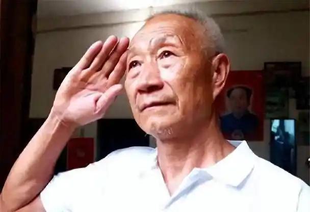 1979年，北京街头，一位拄着旧伤腿、衣着朴素的老人突然拦下一辆军官乘坐的汽车。