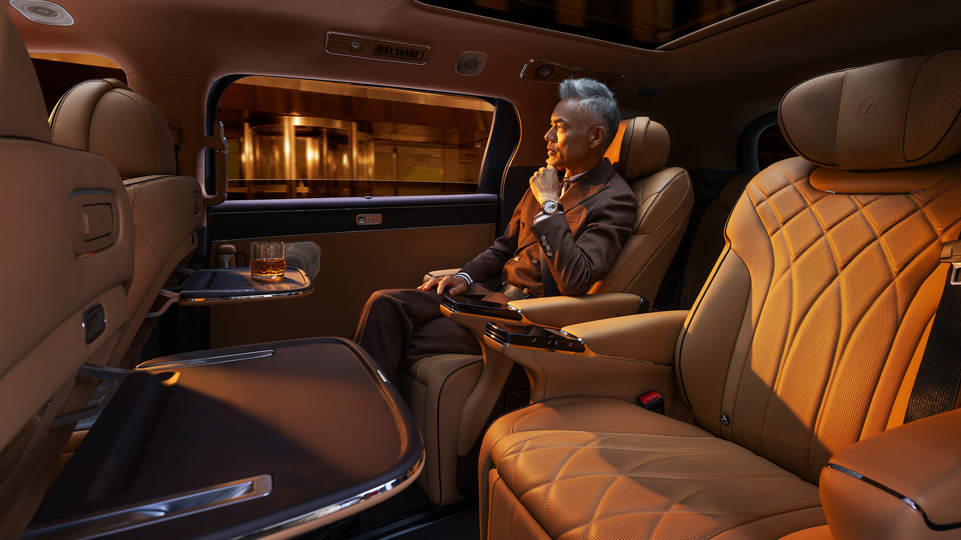 第二代腾势D9已经正式发布了，35.98万起，在这个价格上真的拿出了很多的硬核配