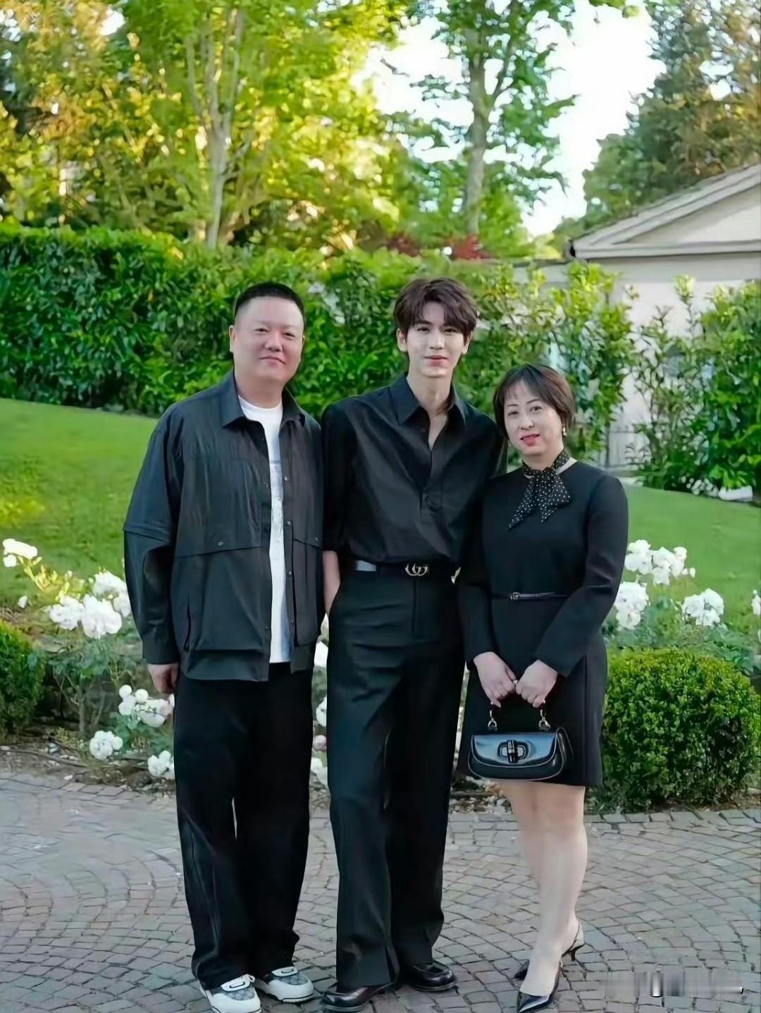 张凌赫的妈妈公开了合照看起来家境很不错，爸爸妈妈都穿得很好很会打扮！妈妈很