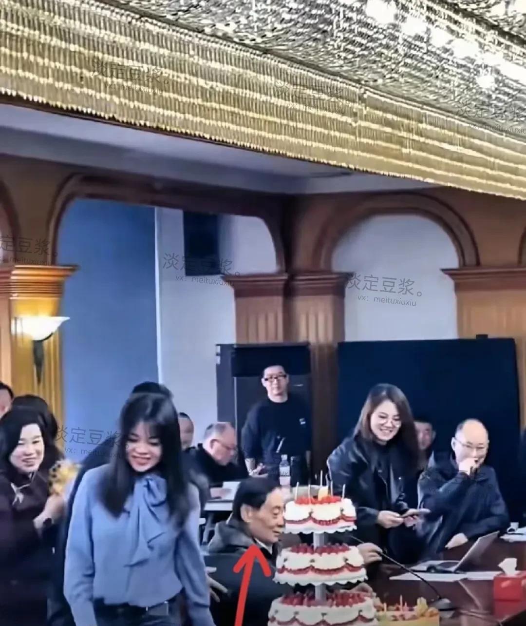 没想到宗庆后过生日这么简单，就是一个蛋糕放老板台上了，我寻思他那么有钱不得多豪华