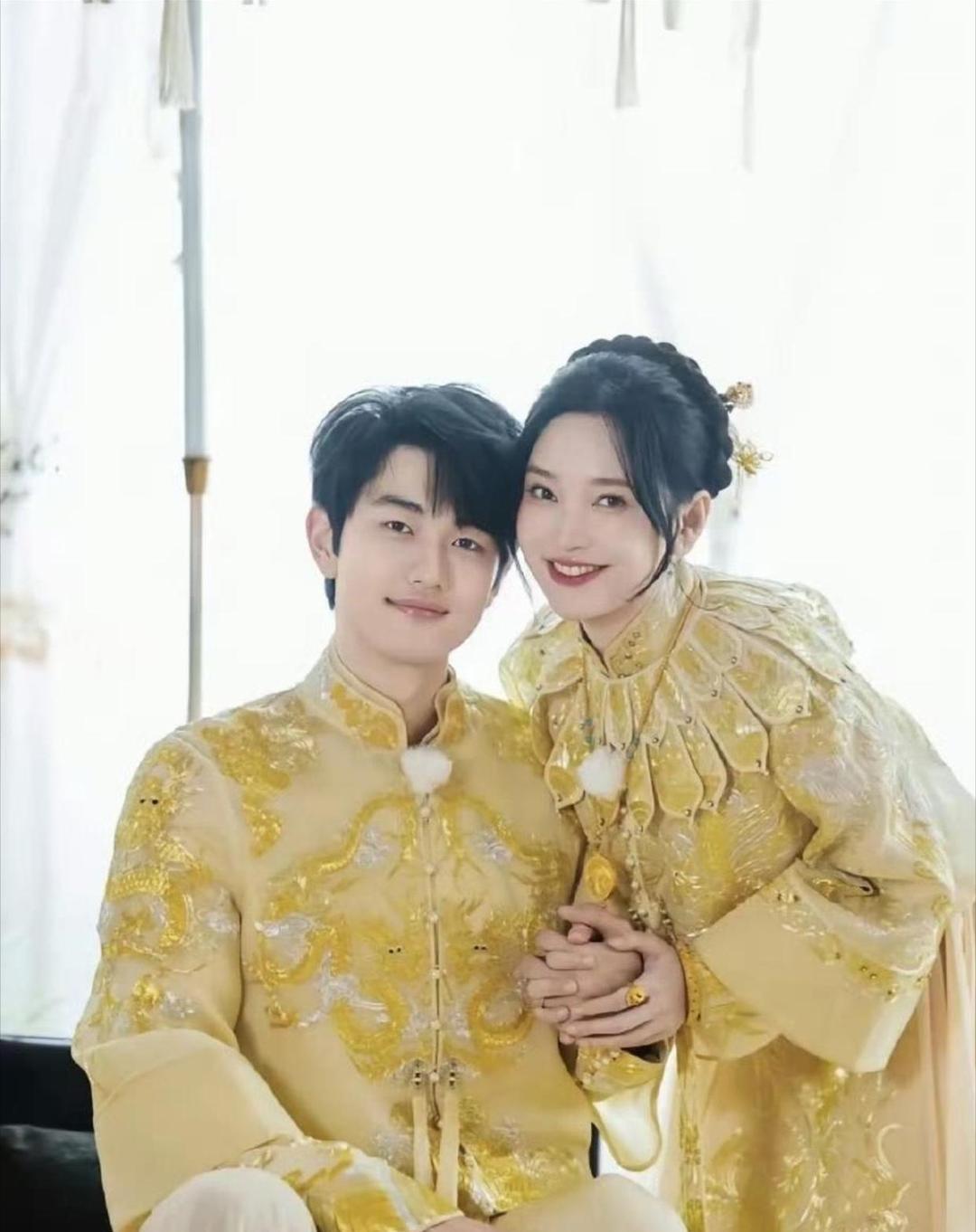 金莎这组婚服照，每一张看起来都像是在刻意遮肚子。