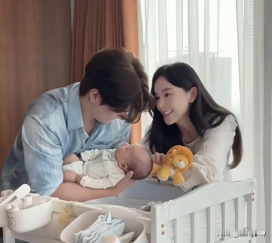 还在坐月子的张檬大方晒娃，儿子母乳喂养被养得白嫩嫩的，也特别爱笑。小五和张檬两人