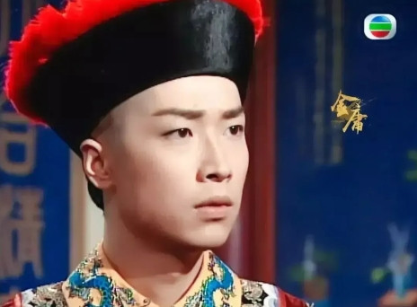 1997年，《鹿鼎记》开拍，陈小春和马浚伟分别饰演韦小宝和康熙，导演告诉他们：“