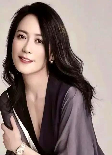 56岁王菲和55岁俞飞鸿往那一站，我才明白女人过了40岁，拼的不是脸。谢霆锋