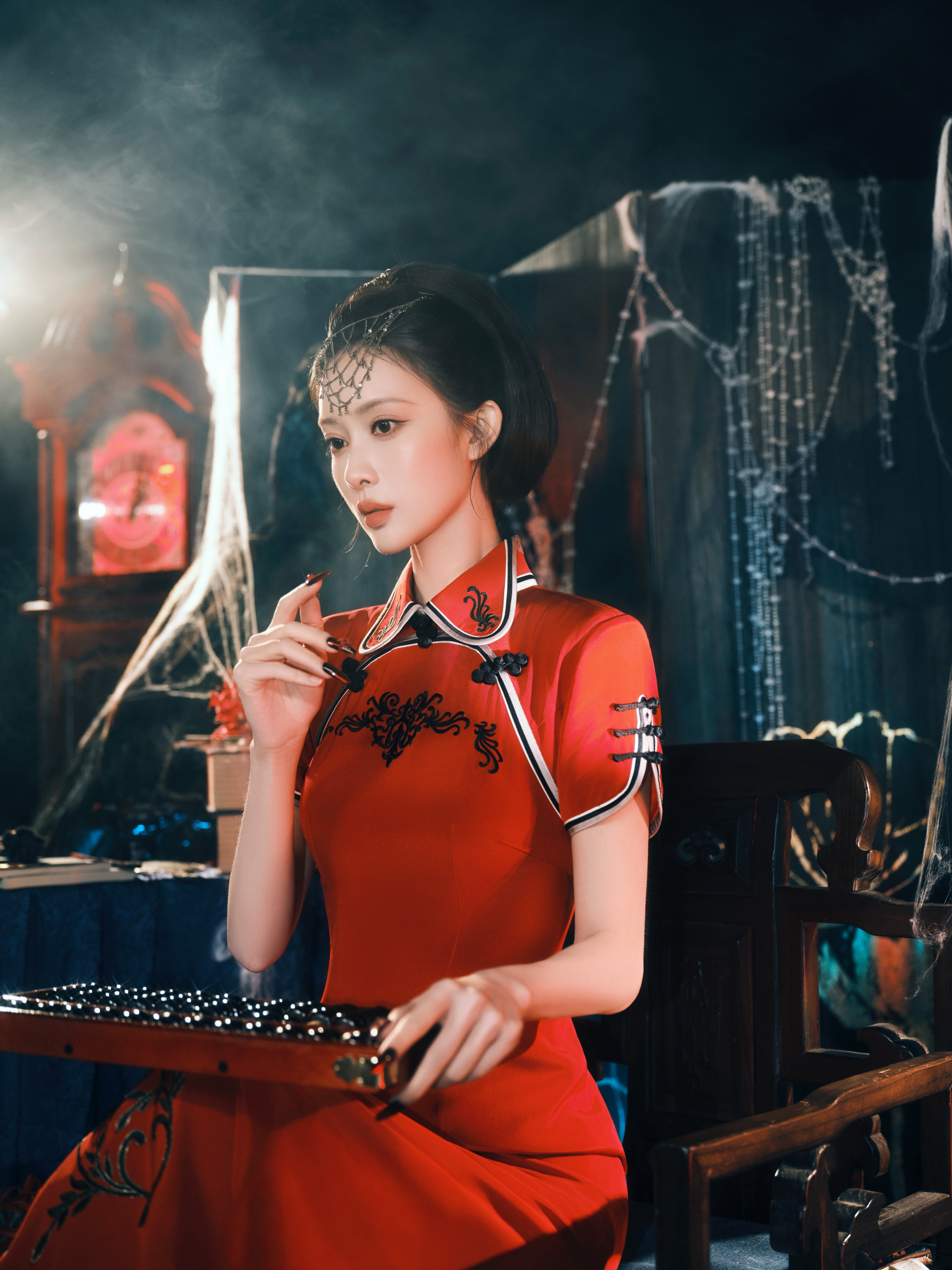 孟子义刺绣红旗袍孟子义刺绣红旗袍，孟子义cos第八号当铺阿精，刺绣红旗袍美晕我