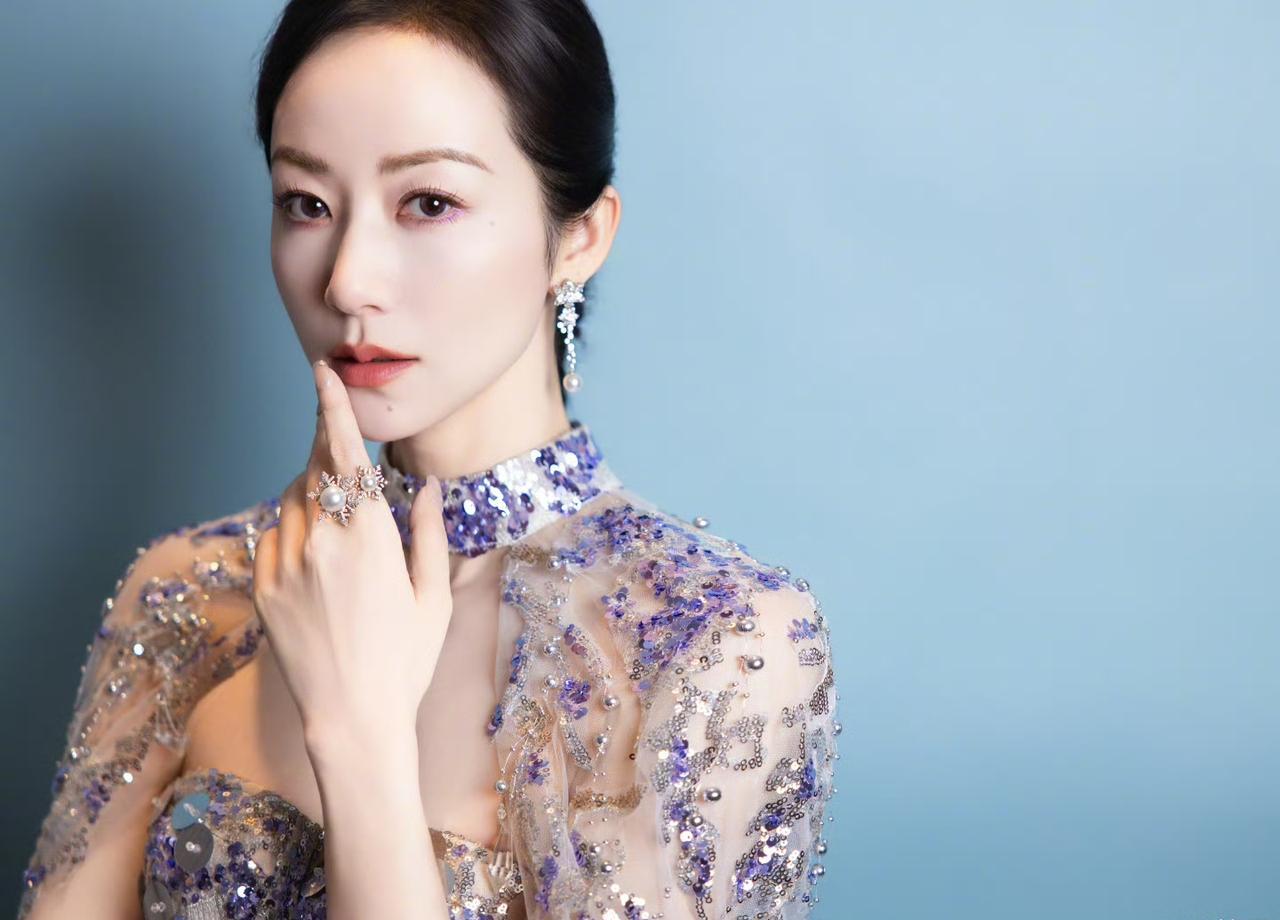 贾冰在2023东方卫视春晚，问韩雪“我当你男朋友丢脸呗”，韩雪一句“癞蛤蟆想吃炖