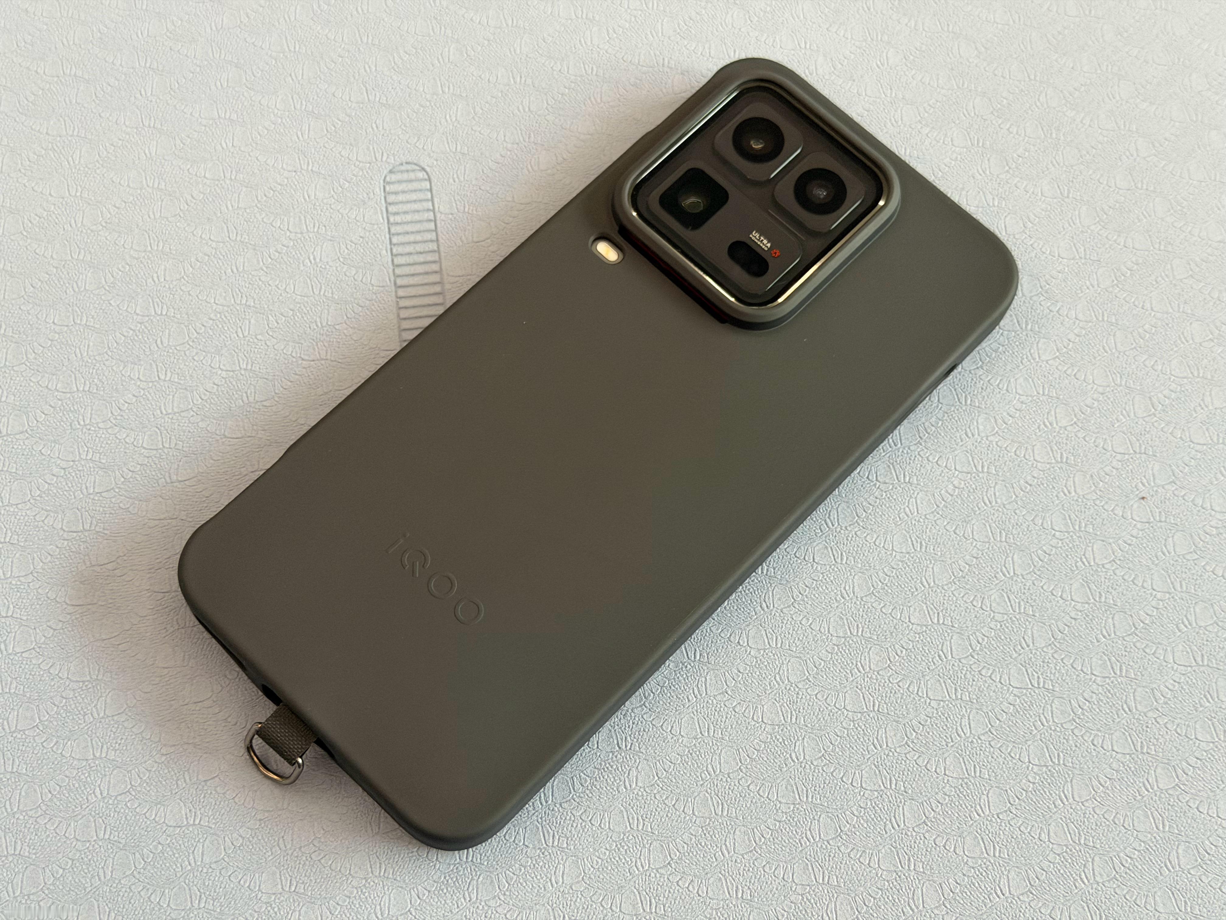 好怕这次去巴塞罗那的MWC被抢被偷把我的iQOO15Ultra武装了一下，全程