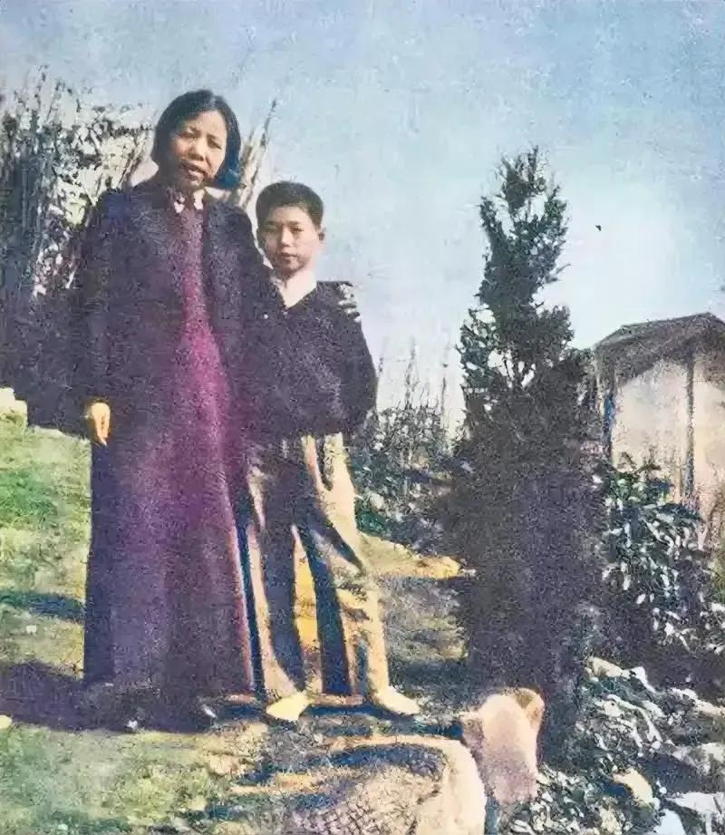 这是上世纪四十年代，邓颖超和少年时期的李鹏的合影。李鹏是革命烈士李硕勋的儿子。李