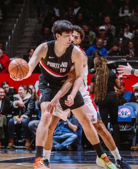 不是杨瀚森不努力，而是开拓者根本不给杨瀚森机会!北京时间2月13日，开拓者客场