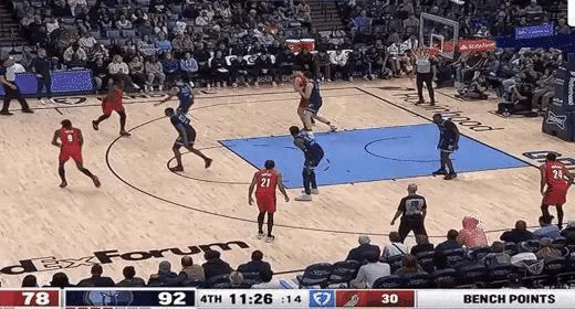 转身爆扣！杨瀚森这球明显信心上来了啊！杨瀚森背身单打扎克-伊迪，本来还以为会传