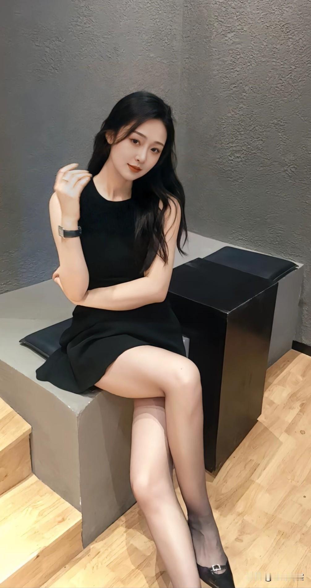 黑裙美人倚，静待月华明。